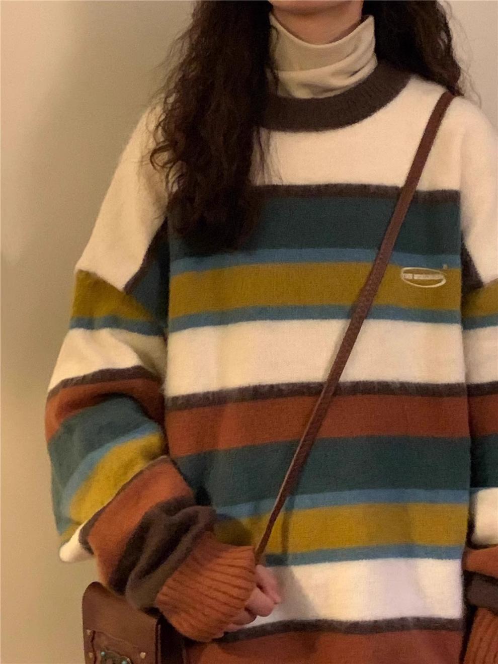 College Style Sweater For Women Wearing On The Outside