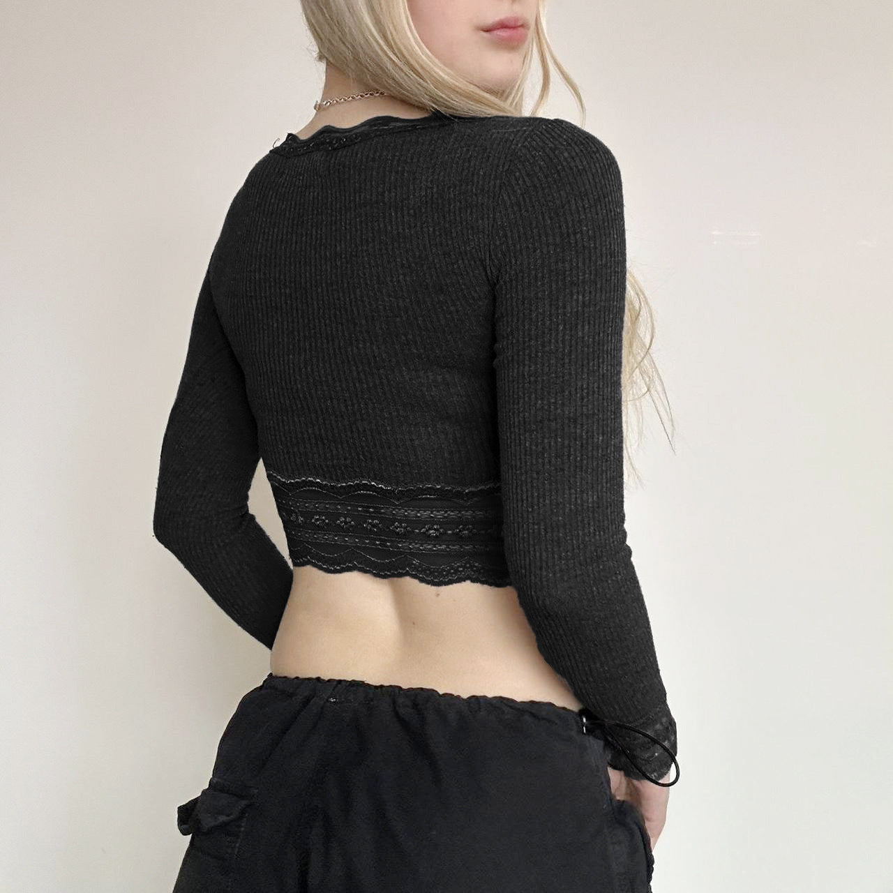 Crop top de encaje con costuras de tela acanalada manga larga